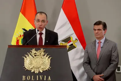 Egipto ofrece a Bolivia incluso la compra de ganado y la apertura de la zona económica del canal de Suez