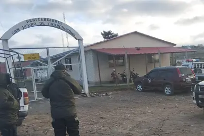 Fuga de reos: Aprehenden a un policía y arrestan a otros cinco funcionarios de Chonchocoro; el operativo se extiende a la frontera con Perú