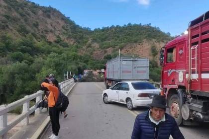 Choferes y campesinos bloquean la ruta que une a Potosí con Sucre por la crisis económica