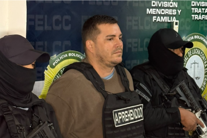 Santa Cruz: Policía presenta a colombiano que tenía en su poder armas, lingotes de oro y más de medio millón de dólares