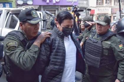 Con el grito de “viva Bolivia”, Pumari ingresó a la audiencia que verá su situación jurídica