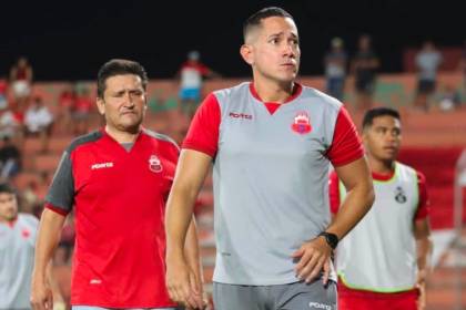 DT de Guabirá llega a la Felcc tras denunciar amenazas a familiar de jugador