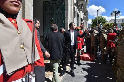 Gobernadores electos llegan a la reunión clave con Paz, en la que se analizará el futuro de las regiones y el plan “50/50”