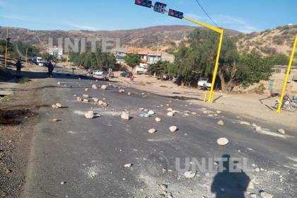 Parotani vuelve a ser bloqueado; los pobladores colocaron piedras en la carretera