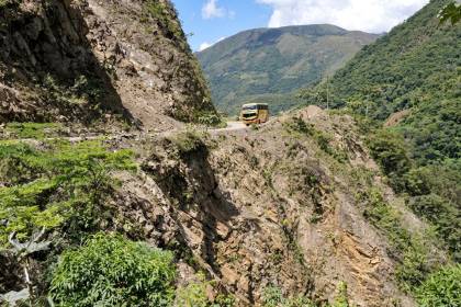 En menos de 24 horas, un segundo minibús se embarranca en los Yungas y deja tres fallecidos y ocho heridos