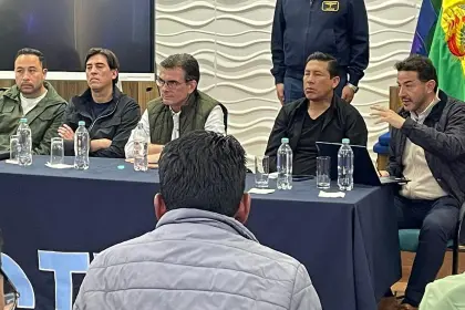 Gobierno anuncia acuerdo con transportistas de los Yungas y afirma que los bloqueos se levantarán el lunes