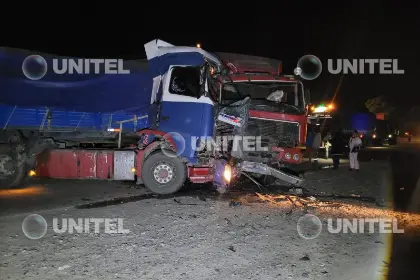 Choque de dos camiones deja un fallecido en la carretera nueva Cochabamba - Santa Cruz