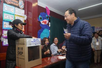 Luis Arce emite su voto y exhorta a los candidatos a respetar el resultado de la segunda vuelta