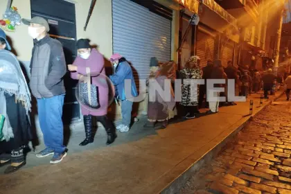 Filas en Emapa: pese al frío, personas esperan más de tres horas en busca de aceite