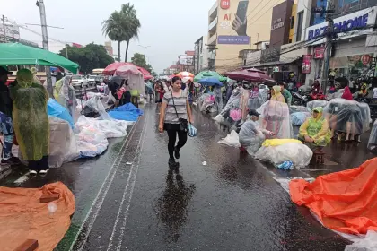 Compras de último momento: lluvia y caos vehicular no detuvo a la población para ir a los mercados en Santa Cruz