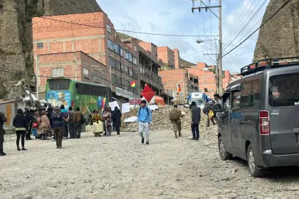 Guías de turismo denuncian que bloqueadores cobran Bs 100 por turista para dejarlos pasar