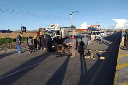 Pobladores de Achacachi bloquean la ruta El Alto - Copacabana, por falta de combustible 