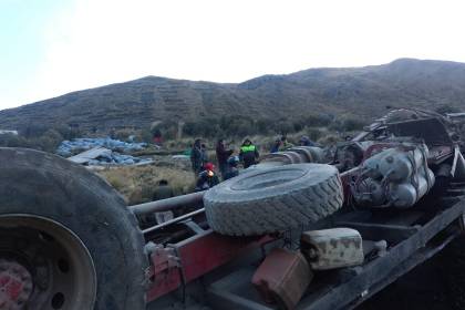 Camión cae a barranco con nueve integrantes de una familia que trasladaban papa