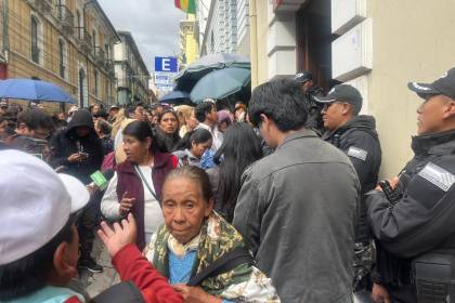 Largas filas y protestas en el Sereci de La Paz: padres de familia buscan certificados para inscripciones escolares