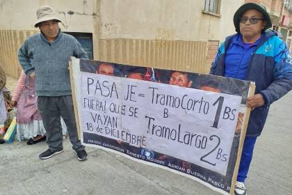 Tercer día de bloqueo de vecinos en El Alto en contra de los trameajes; piden la expulsión de un sindicato por maltratos