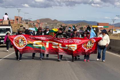 Maestros inician marcha desde Calamarca hacia la sede de Gobierno por incremento salarial y otros pedidos