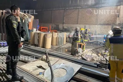 Incendio afecta galpón en Tiquipaya