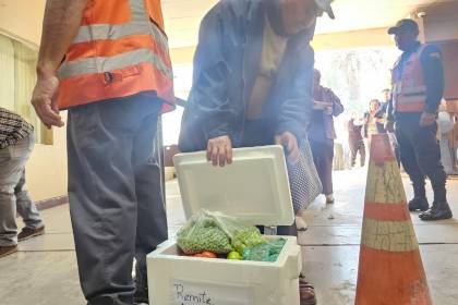 “Estoy enviando verduras para que al menos se hagan sopita”: testimonios de personas que envían alimentos vía aérea a La Paz