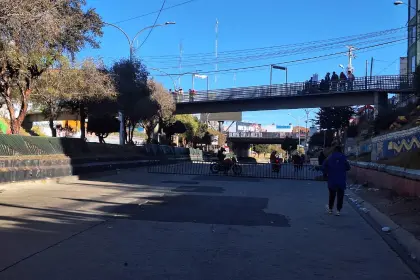 Bloqueos: cierran los accesos al aeropuerto de El Alto y viajeros recorren varios kilómetros con maletas