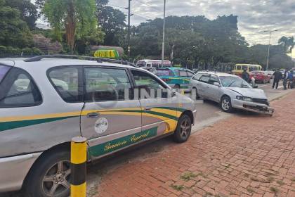 Hombre fallece tras sufrir paro cardiaco cuando manejaba; su auto invadió carril e impactó contra otros dos