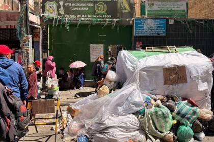 Basura en La Paz: Comerciantes y vecinos cubren contenedor y se organizan para retirar los residuos 