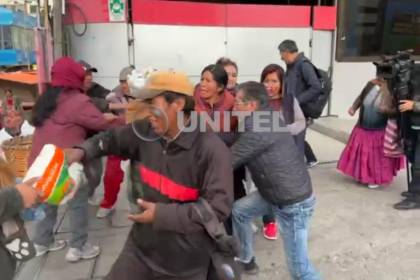 Grupos que bloquean por aceite quitan por la fuerza los productos a personas que compraron en Emapa La Paz