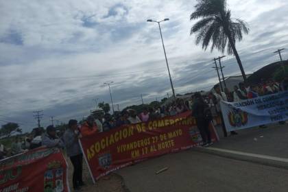 Gremiales bloquean en la carretera al norte cruceño y marchan hacia el centro