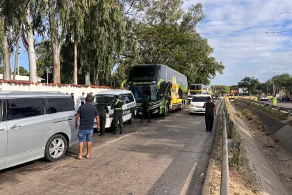 Chofer de bus muere esperando en la fila para cargar combustible en Santa Cruz