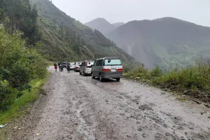 La Paz: Un muerto y cuatro heridos tras la caída de un camión cargado de alimentos, reporta la Policía 