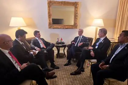 Rodrigo Paz mantiene reuniones bilaterales con presidentes latinoamericanos durante la Cumbre en EEUU