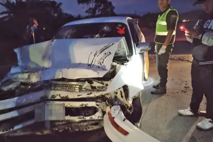 Un muerto y una mujer herida tras el impacto de un vehículo contra una volqueta