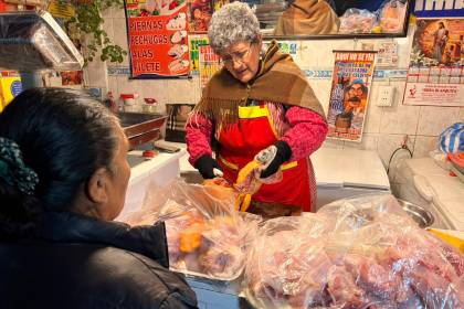 “Voy a cocinar arroz con huevo”, dice una madre resignada ante el alza del pollo y otros alimentos en La Paz