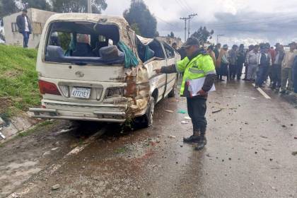 Una fallecida y siete heridos tras el choque y vuelco de un minibús en la ruta La Paz - Copacabana