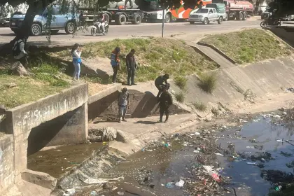 Hombre es hallado sin vida y con un disparo en la cabeza en un canal de drenaje