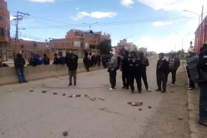 El Alto: Choferes que transportan GLP bloquean la carretera La Paz - Oruro y exigen “nivelación de sus comisiones”