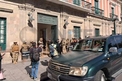 Paz promulgará la ley que regula los Estados de excepción al mediodía de este lunes, anuncia el Gobierno; llegan a Palacio los jefes militares y policiales