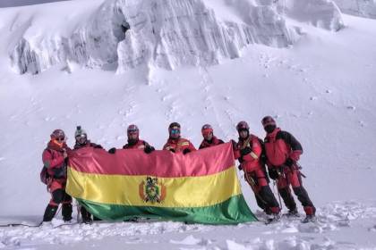 La tricolor flamea en la cima del Huayna Potosí de la mano de los Bomberos por los 200 años de la Policía