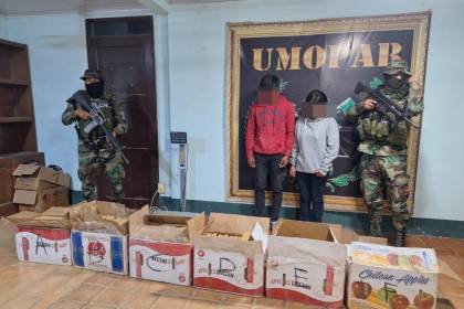 Sorprenden a dos jóvenes viajando en un bus con 168 paquetes de marihuana camufladas en cajas de frutas