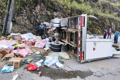 Chofer y acompañante mueren tras choque de camión contra una peña en la ruta a los Yungas en La Paz 