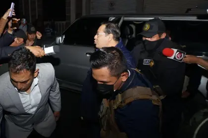 “No nos hemos ido”, dijo Luis Arce al momento de ser ingresado a la cárcel de San Pedro