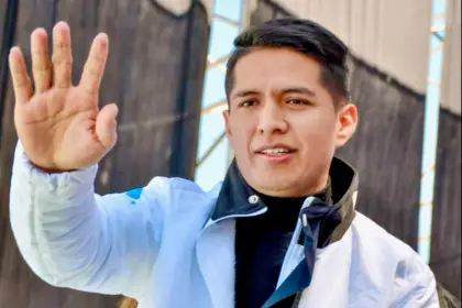 Andrónico Rodríguez emite su voto en medio de incidentes en el recinto electoral