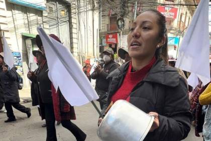 Con banderas blancas, gremiales marchan en el centro paceño para pedir que se resuelvan conflictos
