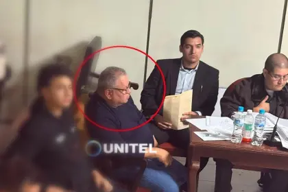 “Jhonny Fernández debería estar aquí”, dice el exsecretario municipal Mario Centellas al llegar a su audiencia