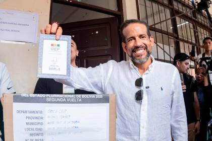 Luis Fernando Camacho felicita a Rodrigo Paz por su triunfo frente a Jorge Tuto Quiroga