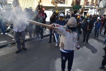 Policía gasifica a marchistas de la COB que lanzan explosivos para ingresar al centro de La Paz