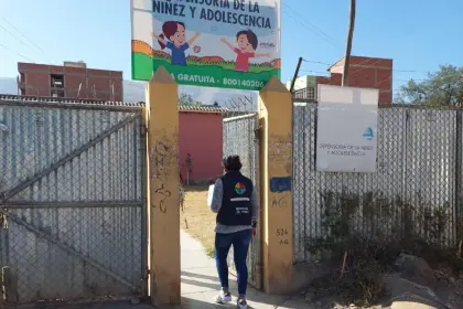 Padrastro flageló a sus hijastros de 13 y 6 años; los profesores notaron que los niños no podían sentarse