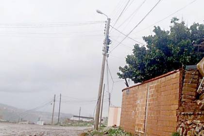 Tragedia en Sucre: Un adolescente quería protegerse de la lluvia, tocó un poste y murió electrocutado