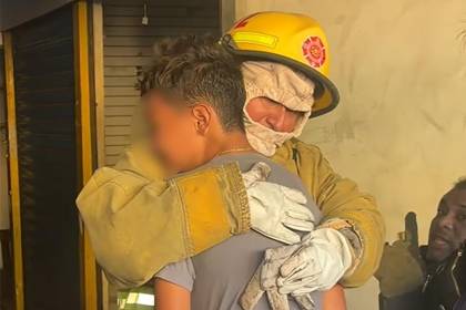 Video: el conmovedor abrazo de un bombero a un niño desconsolado por el incendio en la feria de Barrio Lindo