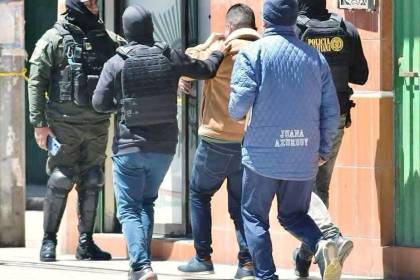 El exfiscal superior Irusta ya está en la cárcel de Patacamaya; el policía Aparicio llegó a Chonchocoro