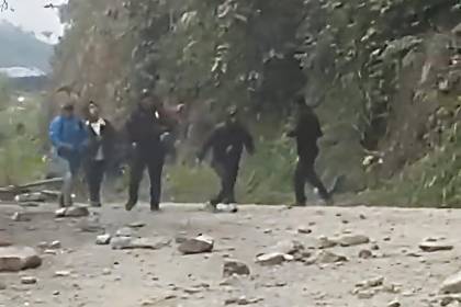 Video: Denuncian que bloqueadores de Los Yungas lanzan piedras y dinamita a choferes 